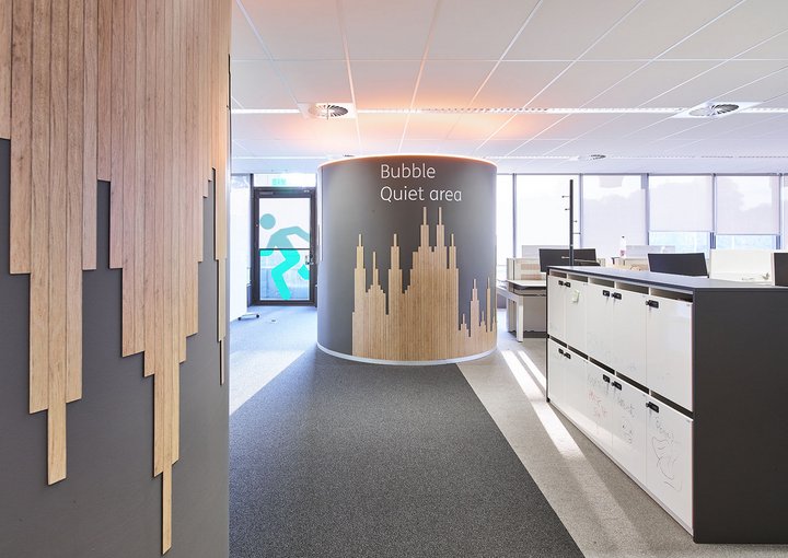 Open space kantoor met persoonlijke lockers