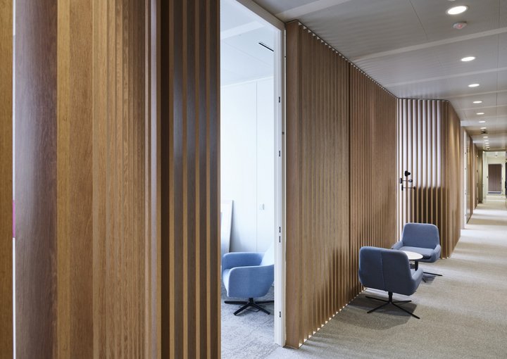 JB WOOD CLAUSTRA vor einer JB PURE 100 Wand platziert