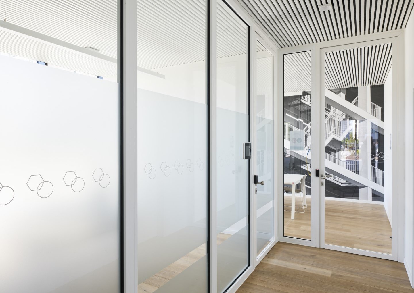 JB FIREGLASS Glas-Trennwand kombiniert mit JB 4000 Glastür