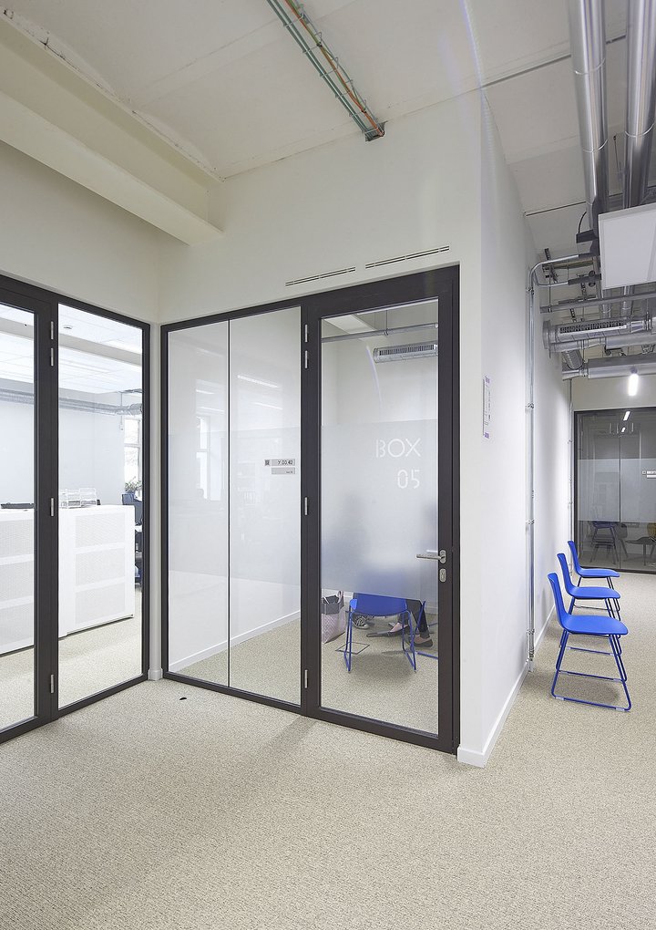 Eenvoudig design met enkele glaswand in Karel de Grote Hogeschool