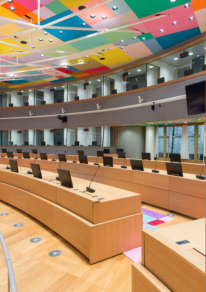 houten banken in vergaderzaal Europagebouw