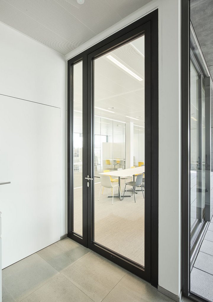 Elegante Brandschutz-Glaswand für moderne Bürogebäude