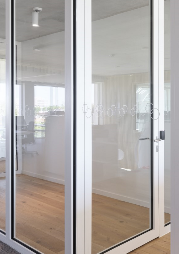JB FIREGLASS Glas-Trennwand kombiniert mit JB FIREGLASS Glastür